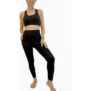 Ensemble de yoga noir pour femmes soutien-gorge de sport élégant avec demi-short assorti sans couture gym fitness vêtements de sport tenue d'entraînement - Product Image 1