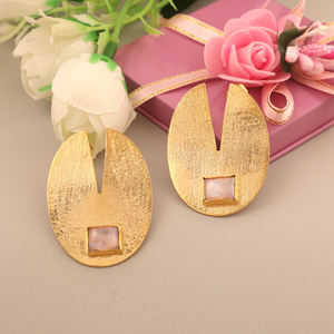 Boucle d'oreille en pierre de lune arc-en-ciel naturel design texturé boucle d'oreille arrière ovale pour les femmes boucles d'oreilles de déclaration de cocktail - Product Image 2