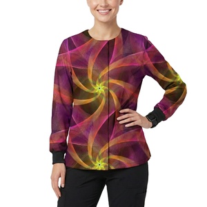 Chaqueta Médica Personalizada para Mujer con Estampado Floral, Mangas Largas, Cierre de Broches, Uniformes Médicos al por Mayor, Diseño con Logotipo Propio - Product Image 3