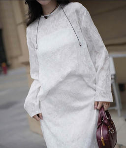 Robe blanche de luxe de haute qualité pour femmes personnalisable OEM/ODM fabriquée au Vietnam - Product Image 3