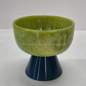 Bol à tourbillon en résine verte minuscule bol de rasage et de mélange en résine fabriqué à la main avec technique polie à base noire pour les fêtes - Product Image 1