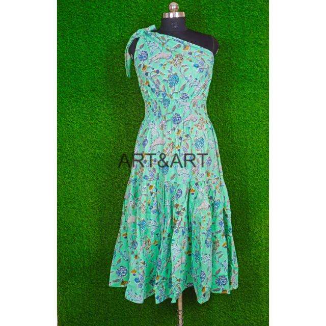 มีสีเขียวขุ่น