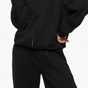 Conjunto Deportivo para Mujer con Cuello, Puños y Dobladillo Acanalados, Pantalones Anchos para un Ajuste Cómodo y Relajado, Diseño de Color Sólido con Logotipo Personalizado - Product Image 3