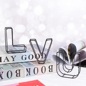 Premium Black Metal Iron Wire Luv Alfabeto Letras Signo A Z Alfabetos Letra para el hogar Sala de estar Decoración de mesa - Product Image 1