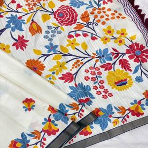 Sari de Seda Manipuram VASTRA COTTAGE con Estampados Florales Multicolores, Borde Tejido con Hilo Dorado, Pallu Floral Digital y Blusa - Product Image 4