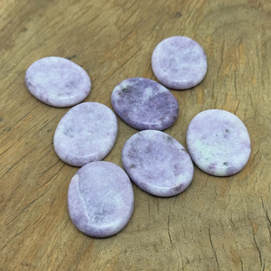 Cristales de lapidolita, piedras de preocupación, piedras curativas de bolsillo naturales hechas a mano para meditación y alivio del estrés, suministro al por mayor - Product Image 5