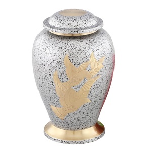 Urnas de cremación de recuerdo de latón de alta calidad con diseño de hoja de grabado Urnas funerarias de metal con acabado de mármol negro marrón - Product Image 2