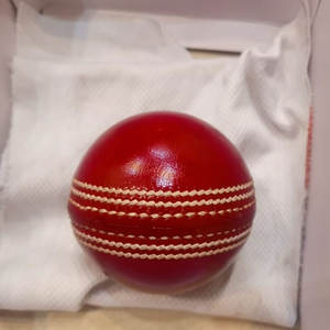 Pelotas de Críquet de Cuero de Alta Calidad 100% Nivel Internacional con Logotipo Personalizado Producto Personalizable Pelota Dura de Críquet - Product Image 1