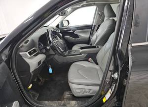 จัดส่งทันที รถยนต์มือสอง TOYOTA HIGHLANDER XLE ปี 2023 - Product Image 3