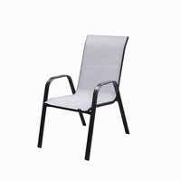 Chaise d'extérieur empilable moderne et minimaliste en maille avec accoudoirs et dossier en fer forgé pour patios, salons de thé et cafés
