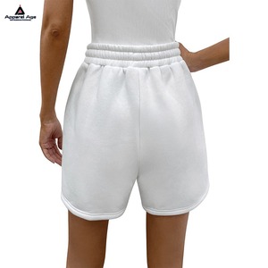 Pantalones cortos deportivos de felpa de lujo para mujer, pantalones cortos deportivos de cintura alta con logotipo personalizado, pantalones cortos atléticos para entrenamiento de gimnasio con bolsillo elástico, estilo Formal - Product Image 4