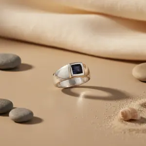 Bague vintage tendance pour homme en argent avec saphir taille carrée, plaquée or 18 carats et rhodium, sertie en griffe, forme géométrique - Product Image 3