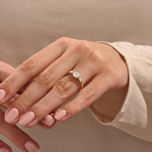 Anillo de propuesta de diamante de corte redondo cultivado en laboratorio de lujo, anillo de fiesta de compromiso fino de oro amarillo de 14 quilates para novia para regalo de aniversario - Product Image 3