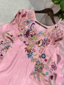 Traje Farshi Salwar de seda crepé con bordado de diseñador y trabajo de lentejuelas, con dupatta, completamente cosido y listo para usar. - Product Image 4