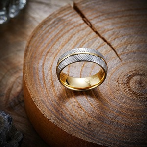 แหวนแต่งงานเหล็กดามัสกัสสองโทนสีเหลืองและเกรดสำหรับผู้ชายแหวนแบบปรับแต่งได้ - Product Image 6