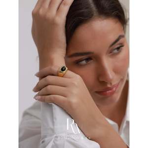 Anello con gemma quadrata in onice nero, anello a fascia con sigillo a raggi di sole in oro anti-ossidazione, impermeabile, con tecnica di incastonatura a griffe, anello massiccio con agata naturale - Product Image 2