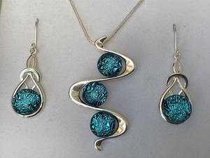 Collier pendentif en résine tendance d'excellente qualité avec chaîne réglable Bijoux de mode uniques pour femmes disponibles au meilleur prix - Product Image 5