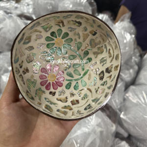 Cuenco de cáscara de coco natural con interior de laca brillante-Utensilios de cocina decorativos, seguros para alimentos y sostenibles para regalar - Product Image 1