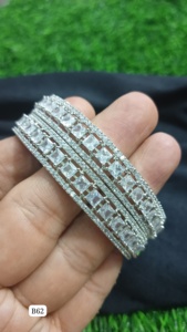 BRAZALETE DE ESTILO CLÁSICO DE DIAMANTE AMERICANO Y BRAZALETE CHAPADO EN PLATA TRADICIONAL Y DE MODA Y CIRCONITAS CÚBICAS PARA MUJERES Y NIÑAS - Product Image 2