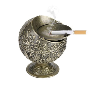 Cenicero exclusivo de latón con diseño de concha de mar elegante y funcional para uso de fumadores - Product Image 1