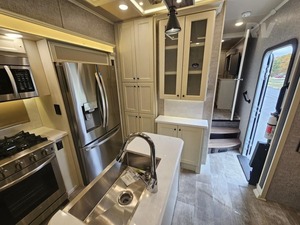 GOOD NEATLY USED RV V-A-N-L-E-I-G-H RV A-M-B-I-T-I-O-N 399TH 2023 MODEL HIGH PERFORMANCE 36ft Long 2000KG Dark for Sale - Product Image 4