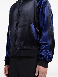 Chaqueta bomber satinada bicolor personalizada para hombre, estilo urbano, mangas raglán en contraste, chaqueta universitaria de béisbol, abrigo brillante con cremallera. - Product Image 6