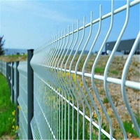 Clôture de jardin en treillis métallique soudé incurvé 3D décoratif extérieur d'usine cadre en acier au carbone maille en V de 2.0mm pour les chantiers de panneau de clôture 3D