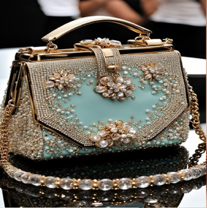 Sac à main avec cadre serti de cristaux bleu menthe et orné de pierres florales. Produits de luxe frais disponibles à prix de gros. - Product Image 1