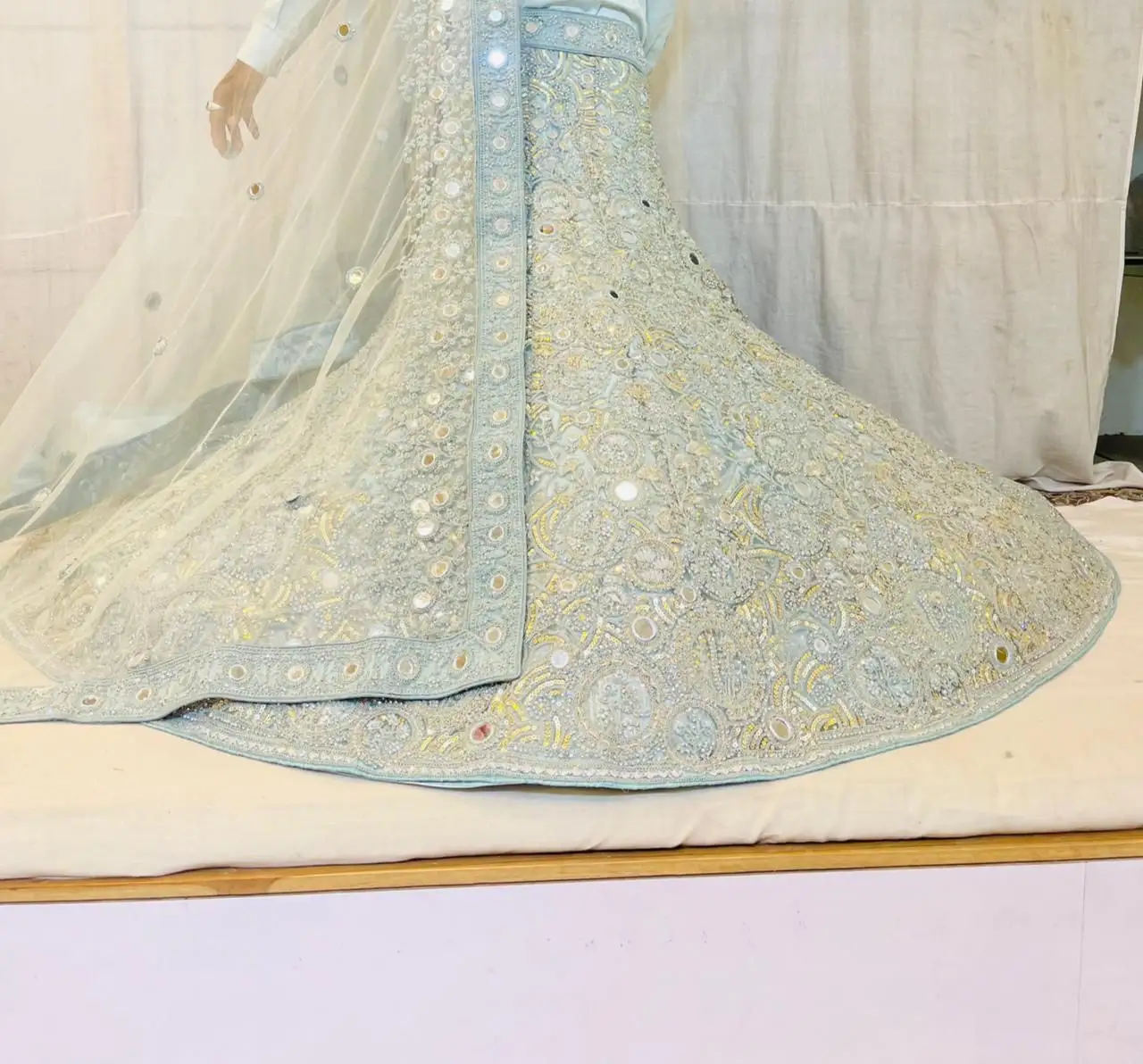 Lehenga de red de ropa de boda india con papel de aluminio y Zari Work Lehenga choli y Net Dupatta con trabajo para mujer Wear Fancy Choli
