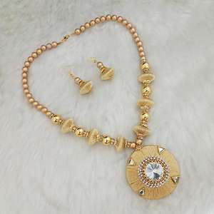 Jeweljunk Collier en fil beige plaqué or serti de pierre autrichienne 1110626A Accessoire de bijoux à la mode - Product Image 1