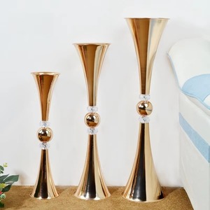 Long Vase Artistique En Métal Pièce D'accent Décorative Parfait pour La Décoration Intérieure De Table Mariages Événements Hôtels ou Cadeau But - Product Image 3