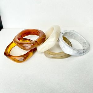 Bracelet en résine colorée fait à la main de qualité supérieure, Design floral tendance pour femmes et filles, idéal pour les mariages et les occasions festives - Product Image 3