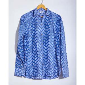 Chemise unisexe bleue à chevrons 100 % coton popeline col montant décontractée pour l'été et les vacances en tissu tissé à manches courtes, emballée individuellement - Product Image 3