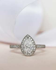 Anillo de compromiso Halo de diamante de corte Pera de 10x7mm | Banda pavimentada chapada en oro de 18 quilates de plata esterlina | OEM personalizado de joyería fina minimalista - Product Image 1