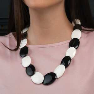 Collier pendentif élégant en résine épaisse fait main avec perles ovales, noir et blanc, audacieux, tendance, pour femme, idéal pour les soirées - Product Image 6