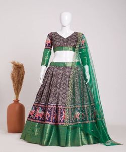 Lehenga choliのためのインドの花嫁の店のために仕立てられた絶妙なlehenga choliコレクションは、最高の価格と品質を提供します