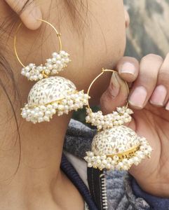Elegantes pendientes blancos Meenakari Jhumki de alta calidad hechos a mano esmalte arte motivos florales ideales para bodas y ropa tradicional - Product Image 1
