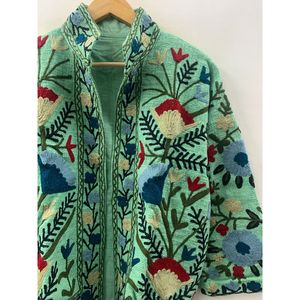 Chaqueta de Cuero Acolchada Reversible para Mujer The Mint Garden, Color Verde Pistacho, Bordado Crewel, Algodón Teñido, para Primavera/Invierno - Product Image 2