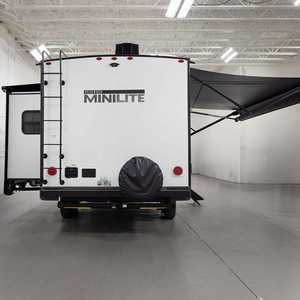 Remolque de Viaje Ligero y Moderno, Totalmente de Aluminio y Acero Inoxidable, Suspensión Independiente, Camper Todoterreno de Lujo con Capacidad para 8 Personas - Product Image 2