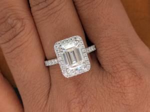 Anillo de Compromiso de Estilo Vintage para Ella, con Diamante Cultivado en Laboratorio de Corte Esmeralda de 3 Quilates, Estilo Halo, Joyería de Oro Blanco Sólido de 14k - Product Image 5