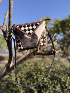 Bolso de Hombro de Cuero Vacuno con Diseño de Cuadros Grabado a Mano, Estilo Bohemio Vintage, Hecho a Mano, Elegante - Product Image 4