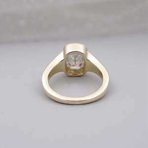 Bague de fiançailles pour femme en diamant de laboratoire certifié IGI, taille coussin allongée, style Old Mine, sertie clos, or jaune/blanc/rose - Product Image 4