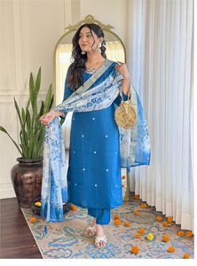 Kurti en soie romaine en tissu de haute qualité élégant et simple pour les femmes dans les vêtements de fête utilisés pour le travail brodé Kurti disponible à la vente - Product Image 4