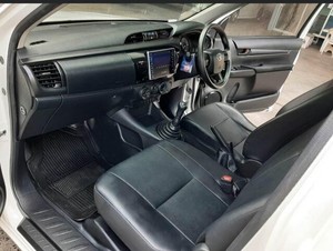 Camioneta Pickup Toyota Hilux Usada Barata Full Equipo Manual Cabina Sencilla Volante a la Derecha en Venta Lista para Enviar - Product Image 3