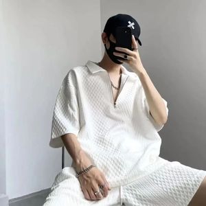 ชุดลำลองผู้ชาย เสื้อยืดและกางเกงขาสั้นทรงหลวมใส่สบาย ดีไซน์เท่ห์ ผ้าไนลอนเรียบ แบรนด์แท้ ปกเสื้อแบบปกเชิ้ต ดีไซน์สำหรับผู้ชาย - Product Image 5