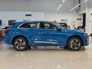 Audi Le ron 5 0 I 2023 Automático con Portaequipajes Metálico, Asientos de Cuero, Batería de Litio y Características Premium - Product Image 2