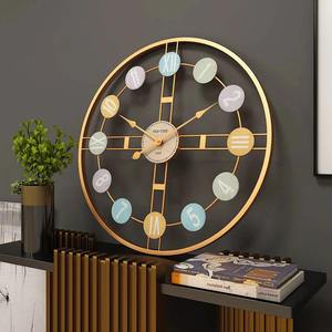 Horloge murale moderne en métal coloré pour chambre à coucher, horloge décorative élégante en fer abstrait pour couloir et décoration intérieure - Product Image 2
