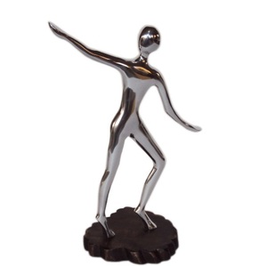 Sculpture de table moderne de luxe en métal aluminium Accent New Home Decor Trendy Office Interiors avec logo personnalisé sur le thème du sport plaqué - Product Image 2