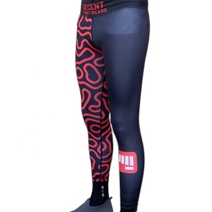 Leggings de sport pour femmes, noirs et rouges, à motifs, coupe ajustée, imprimés par sublimation, extensibles, doux et confortables pour le yoga. - Product Image 2