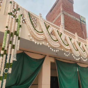 Toran de flores de jazmín de tela con Loto de madera Sola | Guirnalda colgante de puerta india | Decoración de bodas y festivales del sur de la India - Product Image 1